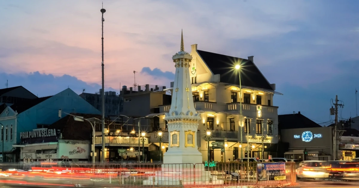 Mesmerizing traditional Javanese dance performance, showcasing vibrant costumes and graceful movements.